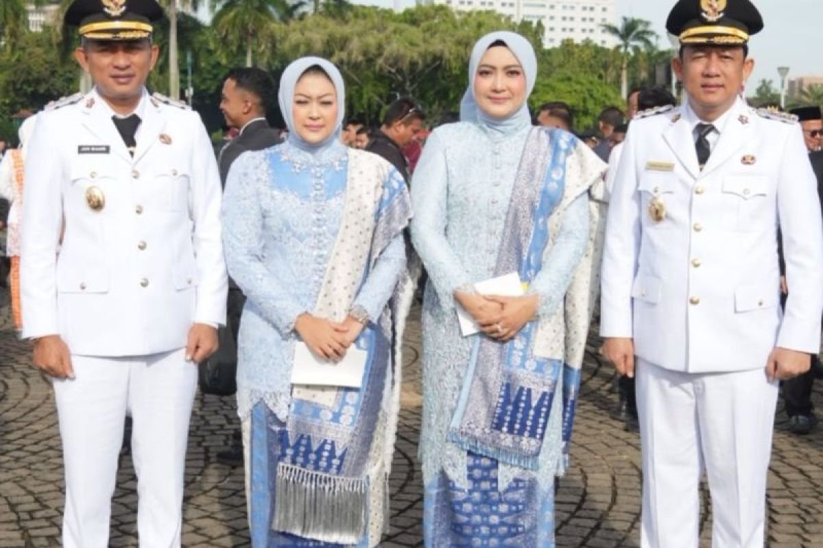Bambang Bayu Suseno dan Junaidi H. Mahir usai dilantik sebagai Bupati dan Wakil Bupati Muaro Jambi di Istana Kepresidenan Jakarta, 20 Februari 2025
