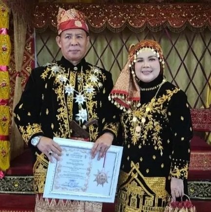 Laksda TNI (Purn) Dr. H. Nazali Lempo mengenakan pakaian adat Melayu Jambi
