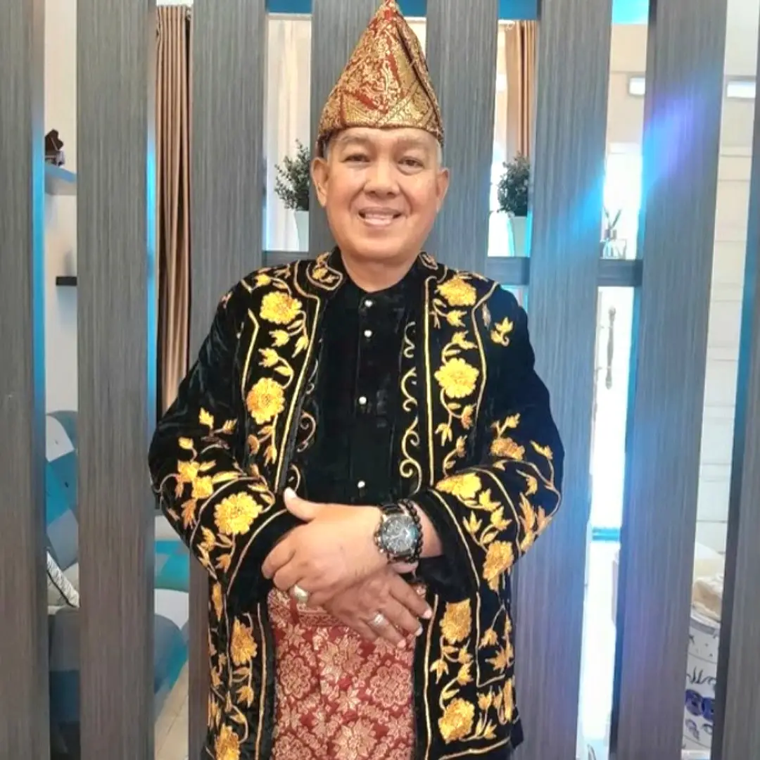 Zainal Abidin dalam busana adat Melayu — keterlibatan di kelembagaan adat