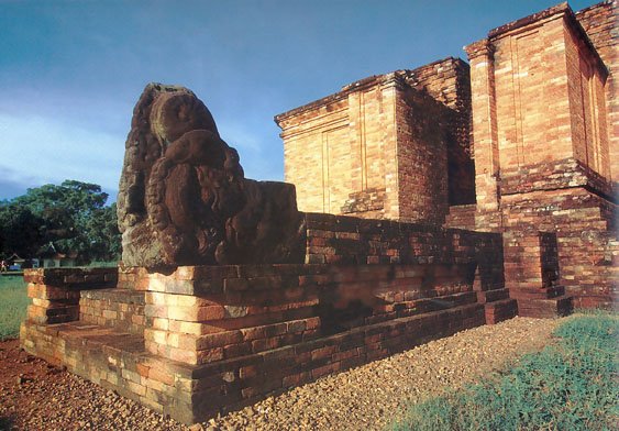 Candi Gumpung di Kawasan Cagar Budaya Nasional (KCBN) Muarajambi, Kabupaten Muaro Jambi, Jambi — salah satu kompleks percandian Buddha terluas di Asia Tenggara