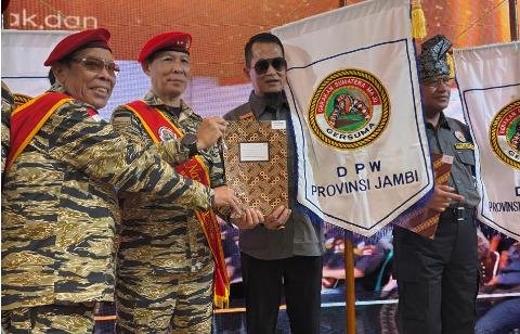 Penyerahan SK dan Panji Pataka DPW Gersuma Jambi