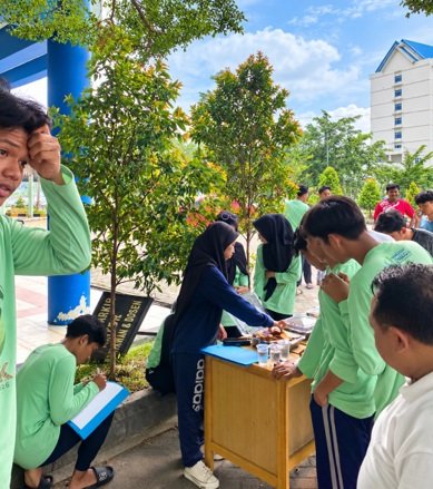 Panitia dan calon peserta melakukan registrasi serta berinteraksi sebelum kegiatan
