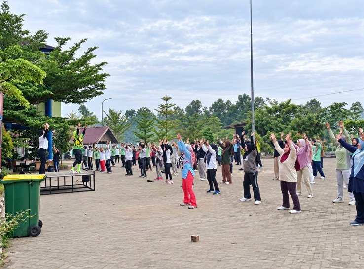 Peserta mengikuti gerakan senam bersama dengan penuh semangat