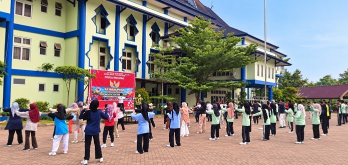 Peserta senam mengikuti instruksi gerakan di halaman kampus