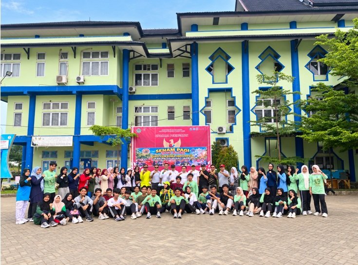 Foto bersama panitia dan calon peserta Senam Pagi Jumat Berkah di halaman Rektorat Lama UIN Sulthan Thaha Saifuddin Jambi