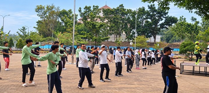 Panitia dan peserta berpartisipasi aktif dalam kegiatan kebugaran Jumat Berkah