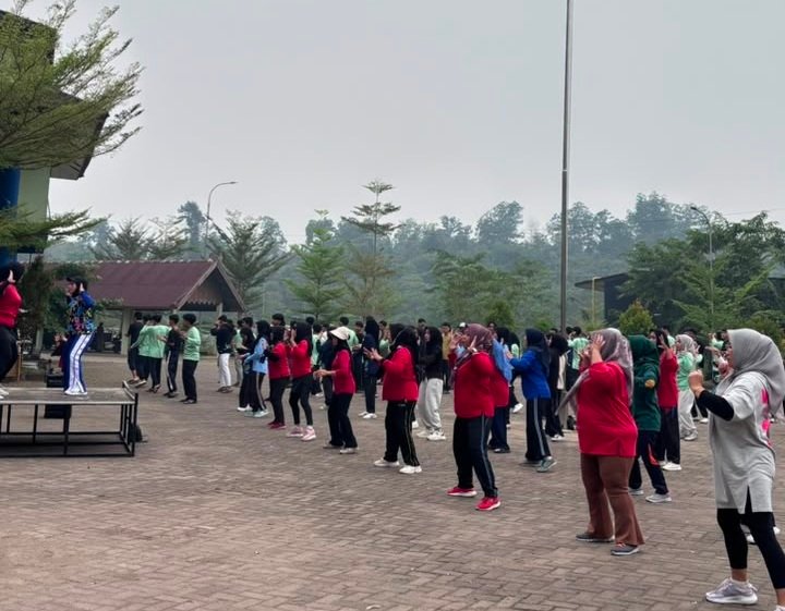 Suasana hangat para peserta saat mengikuti instruksi gerakan senam pagi
