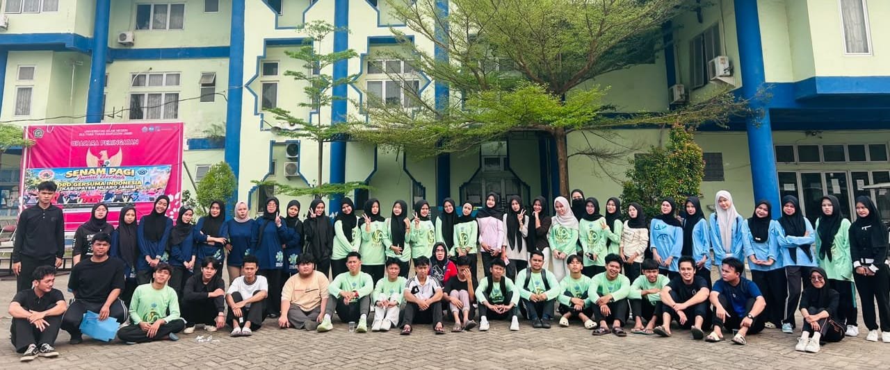 Foto bersama seluruh peserta Senam Pagi Jumat Berkah di halaman Rektorat Lama UIN Sulthan Thaha Saifuddin Jambi