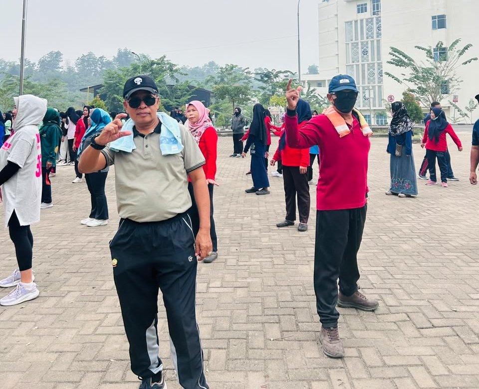 Peserta antusias memperagakan gerakan senam pagi di ruang terbuka