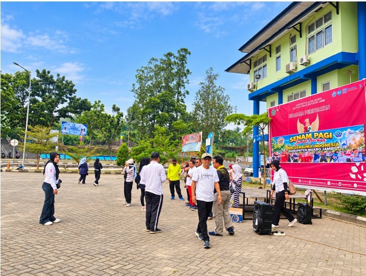 Semarak Jumat Berkah, Panitia dan Calon Peserta Seminar Nasional Islamic Entrepreneurship dan Workshop Internet Marketing Gelar Senam Pagi di UIN Jambi